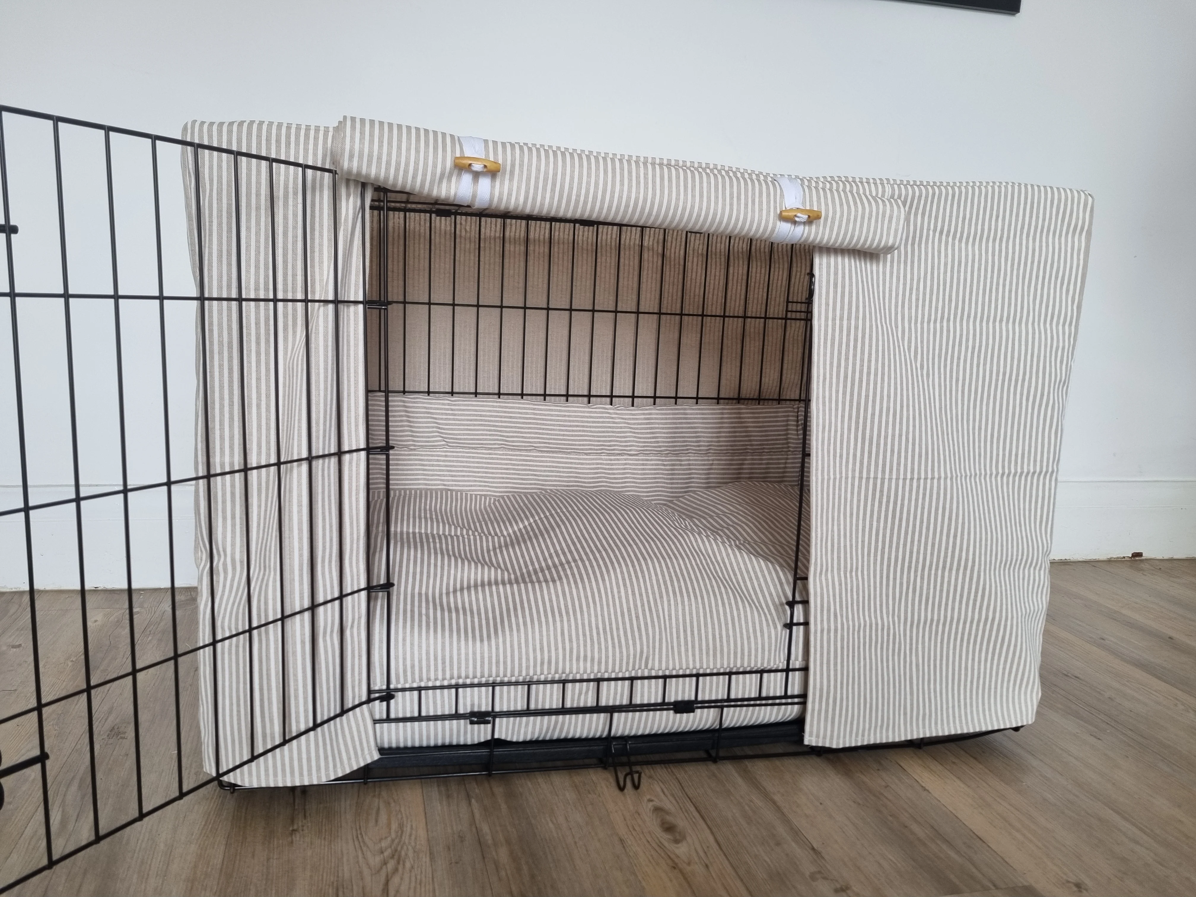 Dog crate set - International Customers  - crate cover, bumper and bed cover - White Stripes design - Image 4